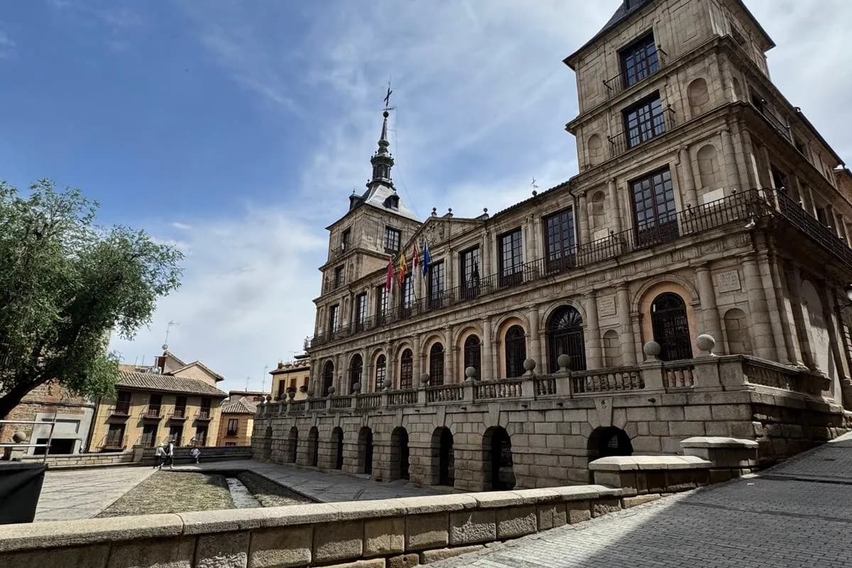 El Ayuntamiento de Toledo, en la Plaza del Ayuntamiento, durante una excursión privada con chófer desde Madrid
