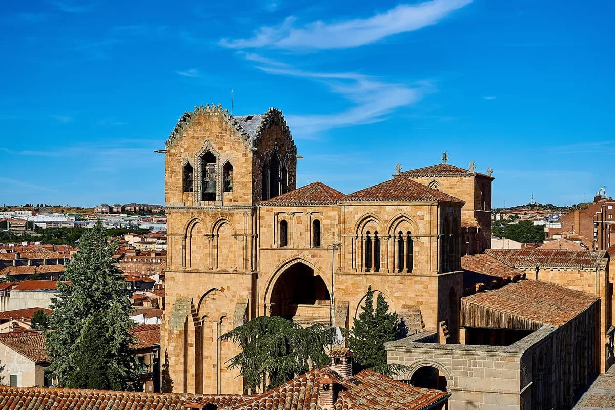 La románica Basílica de San Vicente de Ávila, en una excursión privada con chófer desde Madrid