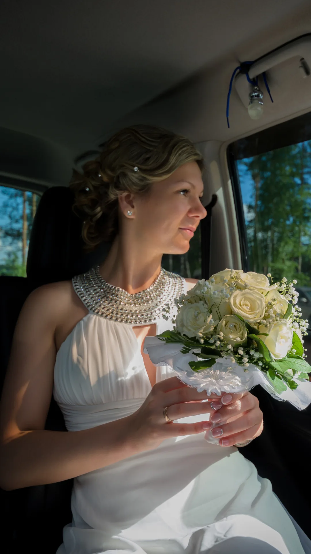Wedding car service in Madrid — bride arriving in a chauffeured car