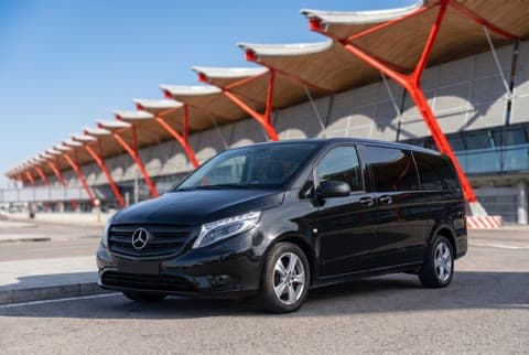 Black 8-seat Vito van at Madrid-Barajas Terminal 4 — 8 passengers, 8 bags