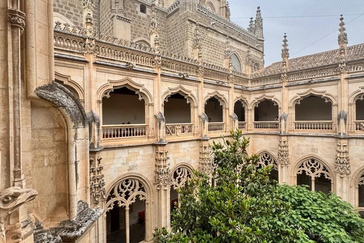 Claustro gótico del Monasterio de San Juan de los Reyes de Toledo, en una excursión privada con chófer desde Madrid
