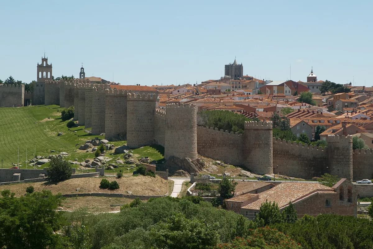 La muralla medieval de Ávila rodeando el casco antiguo, en una excursión privada con chófer desde Madrid