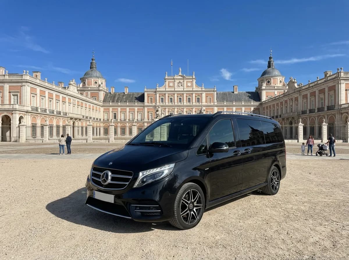 Furgoneta de traslado privado frente al Palacio Real de Aranjuez en una excursión desde Madrid